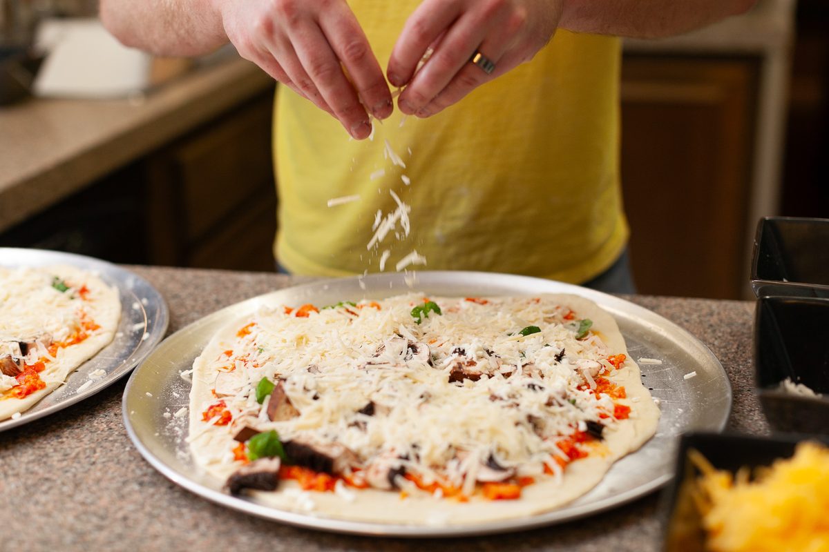 Topping pizza cheese